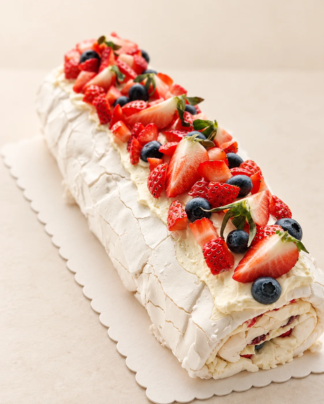 Helle Rolle mit Beeren